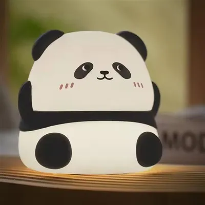 Llum nocturna de panda: resplendor suau, abraçades blanques, dolços somnis